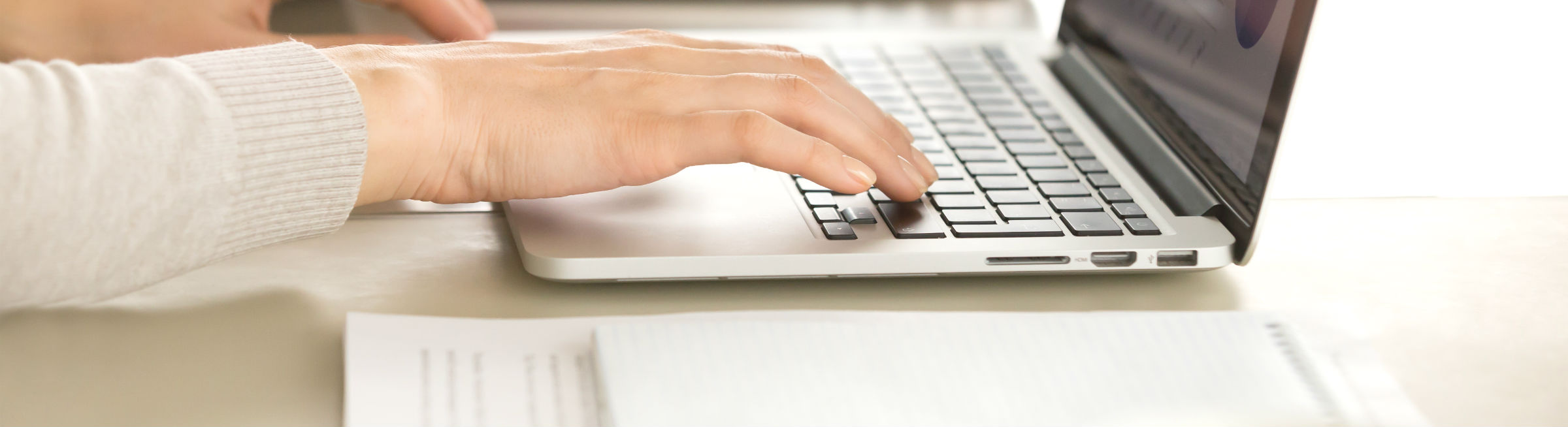 Une femme tape sur son clavier d'ordinateur