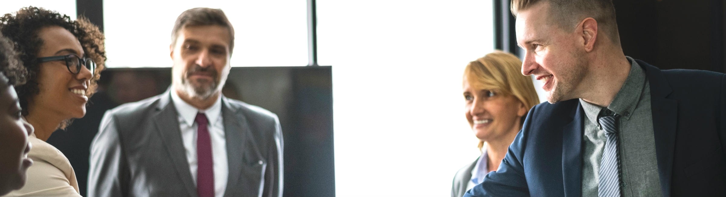 Des collègues de travail sourient