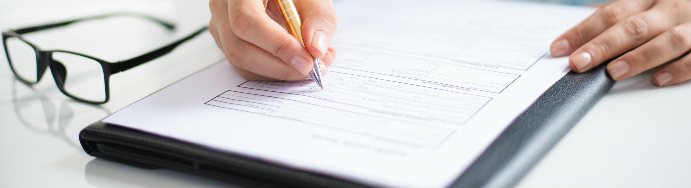 Une femme remplie un contrat